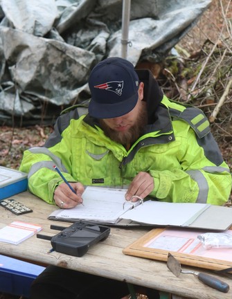 Auch die Arbeiten im Grabungsbüro müssen später eigenständig umgesetzt werden. – Foto: LWL-AfW Olpe/Team Olpe.