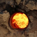 Blick durch eine Ofendüse: Das dunklere Material, dass links unten sichtbar ist, ist ein Schlackenklotz, der innen anhaftet (Foto: LWL-Archäologie für Westfalen/Manuel Zeiler). (vergrößerte Bildansicht wird geöffnet)