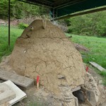 … an dessen Unterkante sich ein vertikal umlaufender Riss beim Trocknen bis zum Juli bildete (Foto: LWL-Archäologie für Westfalen/M. Zeiler). (vergrößerte Bildansicht wird geöffnet)