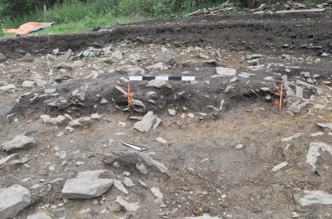 Blick auf das Profil der geschnittenen Röstgrube der eisenzeitlichen Verhüttungswerkstatt „Gerhardsseifen“ bei Siegen-Niederschelden (Foto: LWL-Archäologie für Westfalen/M. Zeiler).