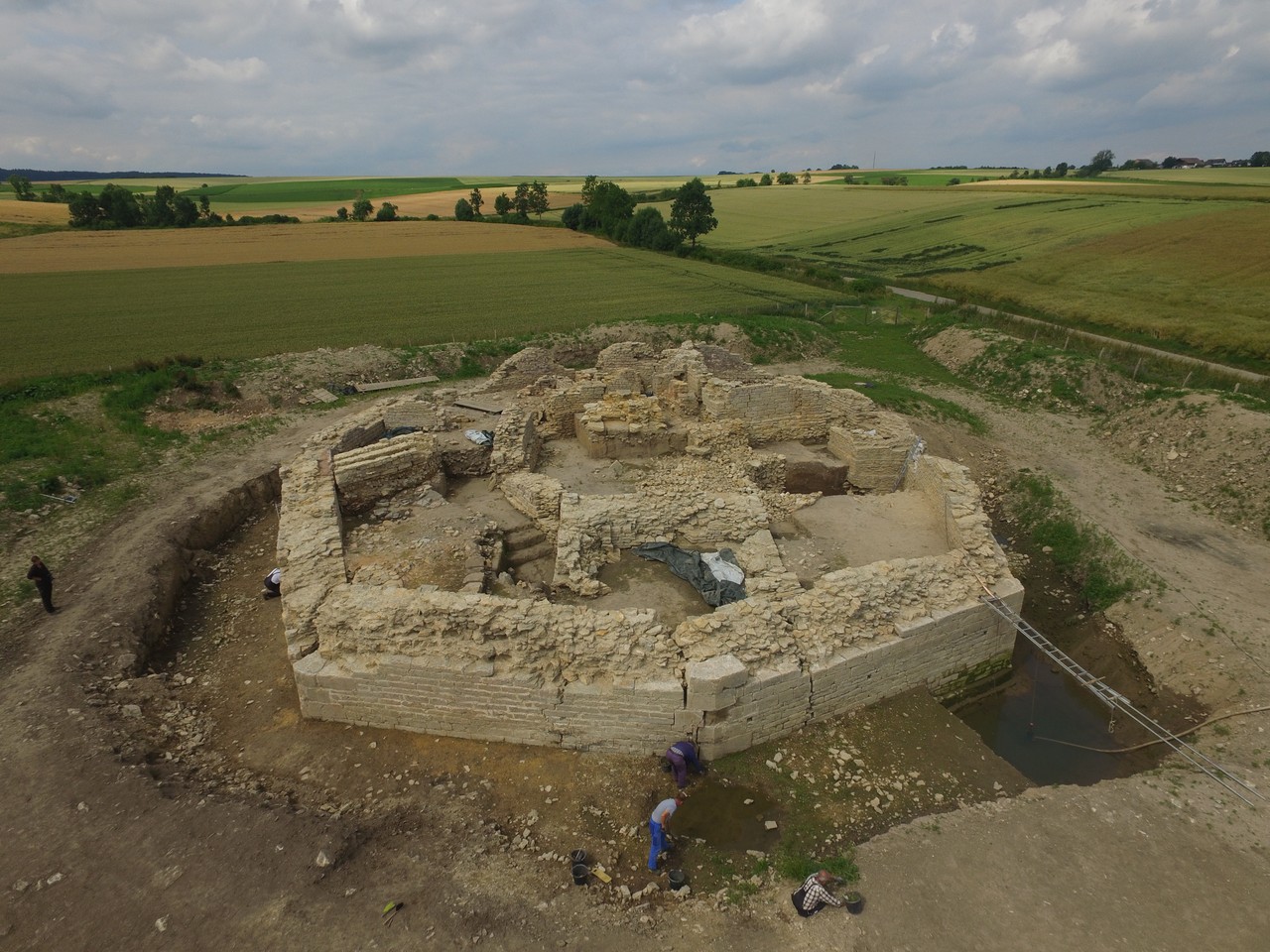 Die Holsterburg aus der Luft. Foto: LWL/Klostermann