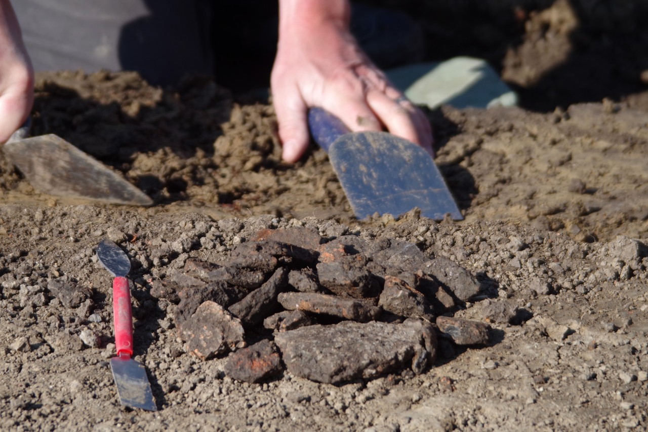 Diese Keramikscherben wirken unscheinbar, sind aber typisch für die grobe, in Ostwestfalen im frühen Mittelalter hergestellte Keramik (Foto: Goldschmidt Archäologie & Denkmalpflege/R. Roth).