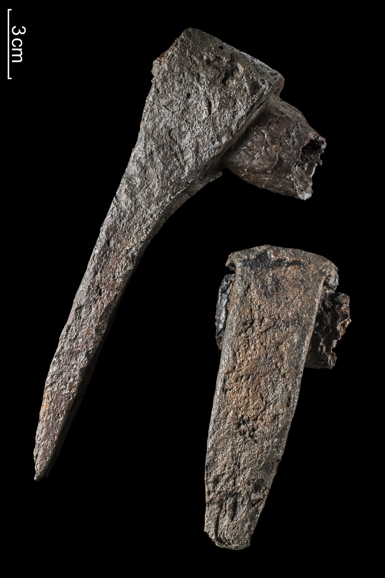 Keilhaue (oben) und Bergeisen aus dem Felsenmeer (Foto: LWL-Archäologie für Westfalen/T. Poggel).