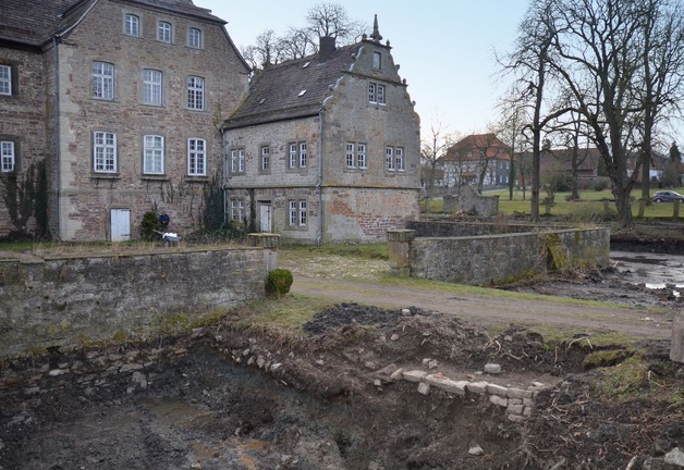 Der Übergang zum Schlosshof ist im jetzigen Zustand eine Erdbrücke. Foto: LWL/M. Hahne