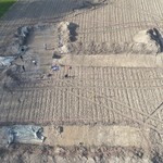 Übersicht über den aufgebaggerten Bereich mit dem Steinfundament (Foto: LWL-AfW Olpe / L. Cramer). (vergrößerte Bildansicht wird geöffnet)