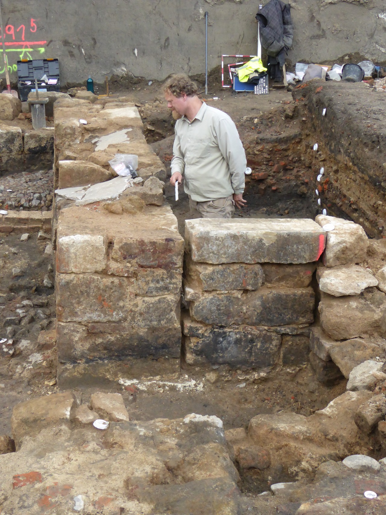 Abb. 4 Detailansicht vom nachträglich zugesetzten Kellerzugang, Foto:LWL-Archäologie für Westfalen/S. Spiong