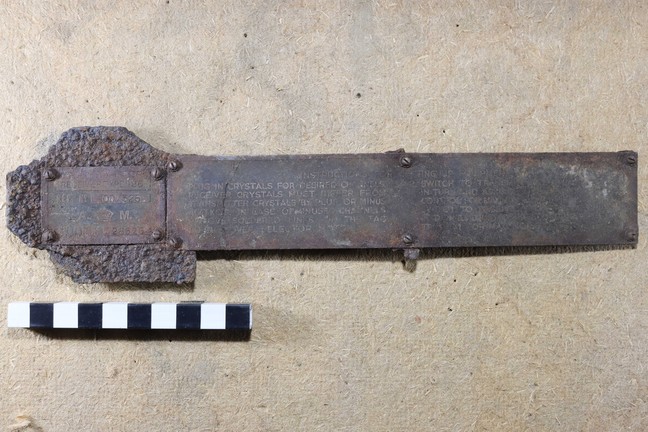 Ein Typenplättchen vom Type T.R. II96 Transmitter Receiver (Foto: LWL-Archäologie für Westfalen/F. Schumacher).