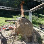 Wenn der Ofen Temperaturen über 800°C erreicht hat, ist die Flamme über der Gicht nahezu oder vollständig farblos (Foto: LWL-Archäologie für Westfalen/M. Zeiler). (vergrößerte Bildansicht wird geöffnet)