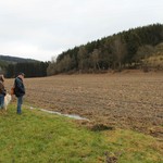 Besichtigung der Fundstelle im Februar zusammen mit dem Entdecker Hans Günter Radenbach (vorne rechts) (Foto: LWL-AfW Olpe / M. Baales). (vergrößerte Bildansicht wird geöffnet)