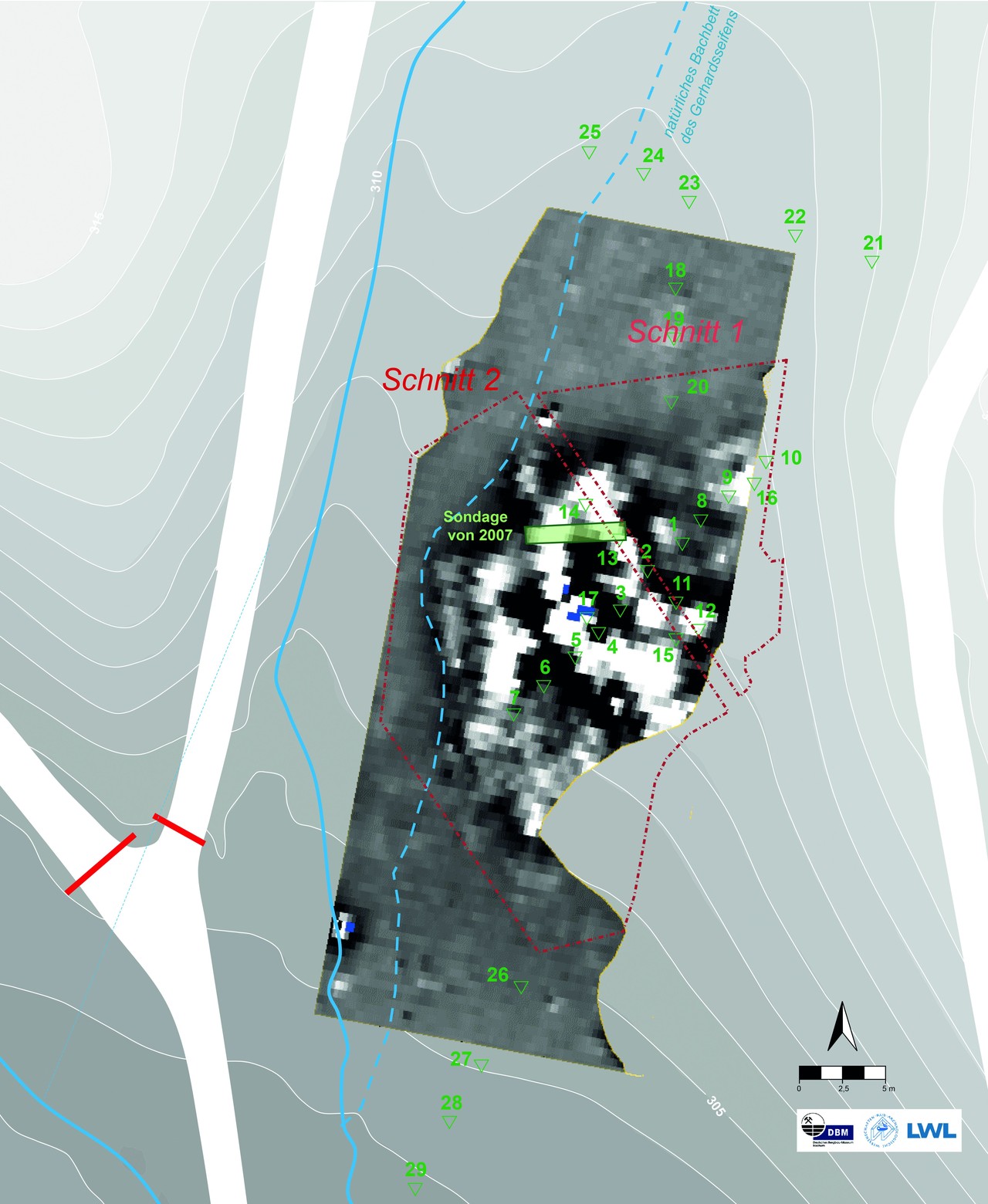 Topographische Karte des Gerhardsseifens samt Magnetogramm der geophysikalischen Prospektion 2003 (Posselt und Zickgraf Prospektionen GbR Marburg). Zum Beginn der Grabungen 2009 wurde noch angenommen, dass die wesentlichen Anomalien des Magnetogramms Schlackenhalden der Eisenzeit sind (Grafik: Ruhr-Universität Bochum/Manuel Zeiler auf Grundlage Posselt und Zickgraf GbR Marburg).