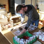 Die geborgenen Funde werden in der Außenstelle Olpe gereinigt. Danach werden sie bestimmt und zusammen mit allen archäologischen Maßnahmen ausgewertet (Foto: LWL-Archäologie für Westfalen/M. Zeiler) (vergrößerte Bildansicht wird geöffnet)