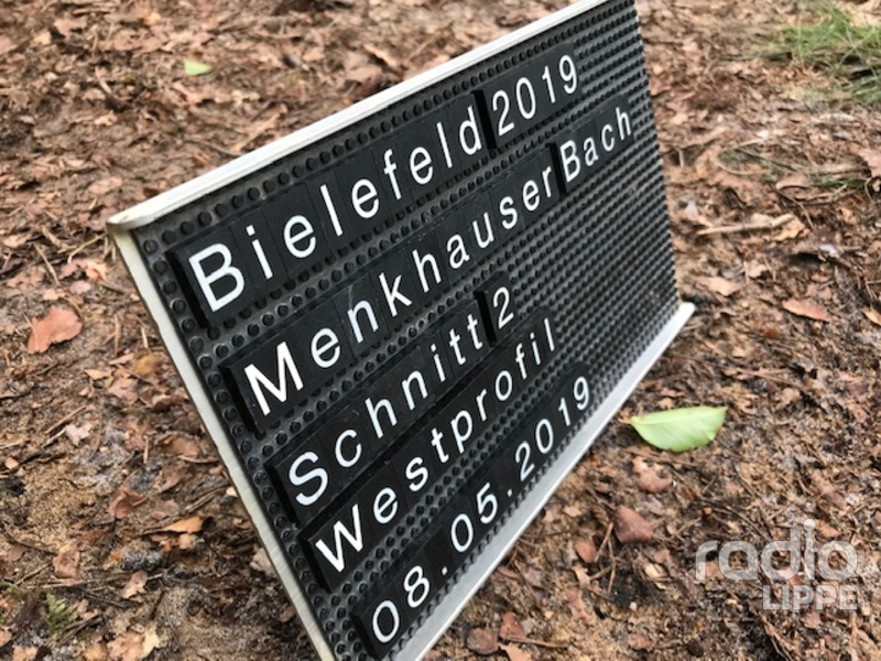 Fundtafel mit den Angeben zum Grabungsort Bielefeld, Menkhauser Bach mit Schnittbezeichnung und Datum; Foto: Radio Lippe