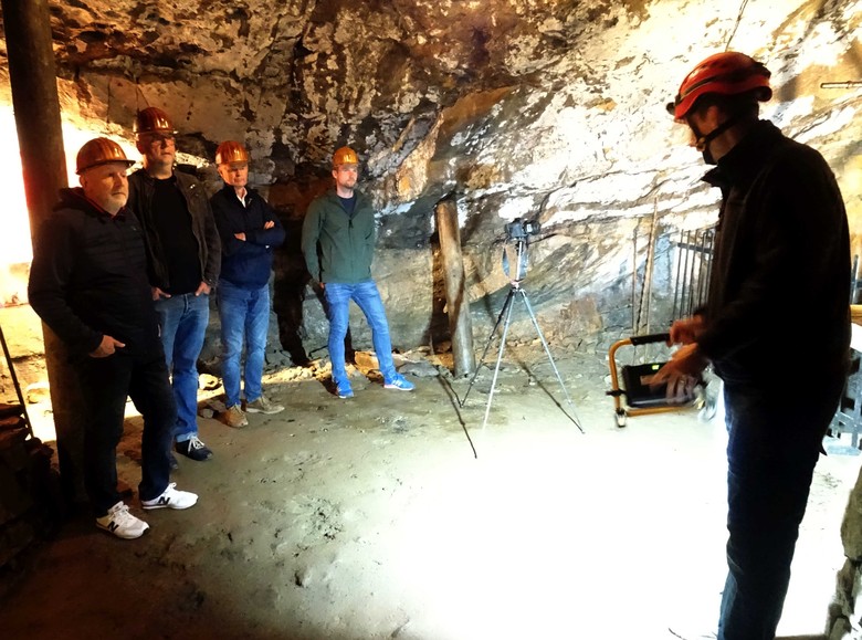 Thomas Poggel präsentiert verschiedene Ausleuchtungskonzepte für die untertägige Fotografie (Foto: LWL-AfW Olpe/M. Baales)